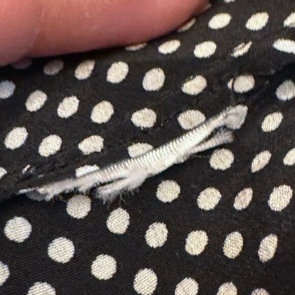 Talbots Silk Black White Polka Dot Tee Blouse Keyhole Back Size 6 - Picture 5 of 8